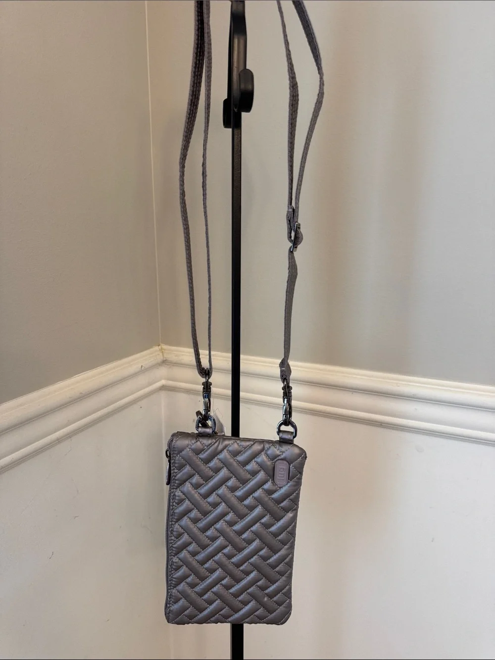 Lug peekaboo Quilted Metallic Pearl Crossbody/wristlet w/Detachable Straps